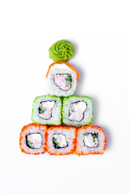 Grappige eetbare kerstboom gemaakt van sushi creatief idee voor japans restaurant op witte achtergrond nieuwjaar voedsel achtergrond bovenaanzicht vakantie viering voedsel kunst concept copyspace