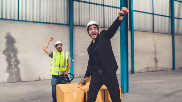 Grappige fabrieksarbeiders dansen in de fabriek