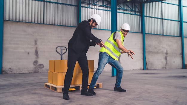 Grappige fabrieksarbeiders dansen in de fabriek