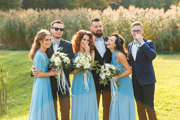 Grappige foto van de bruidsjonkers en bruidsmeisjes