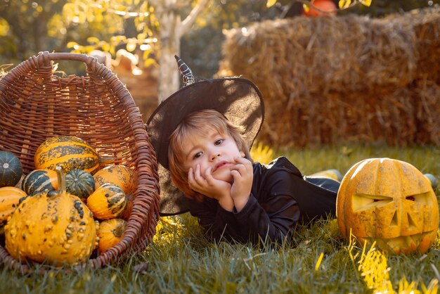 Grappige halloween jongen kleine jongen geniet van het leven en de natuur gelukkige momenten grappige jongen in carnaval kostuums ou...