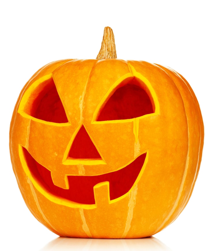 Foto grappige halloween-pompoen die op witte achtergrond wordt geïsoleerd
