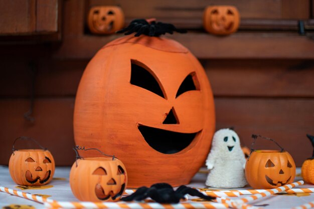 Foto grappige halloween pompoen op een versierde tafel halloween decoratie ghost spider