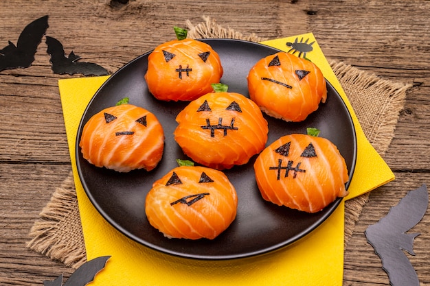 Grappige Halloween-sushipompoenen Jack o Lantern, Sushi Monsters. Temari sushi, sushi ballen. Gezond eten voor kinderen