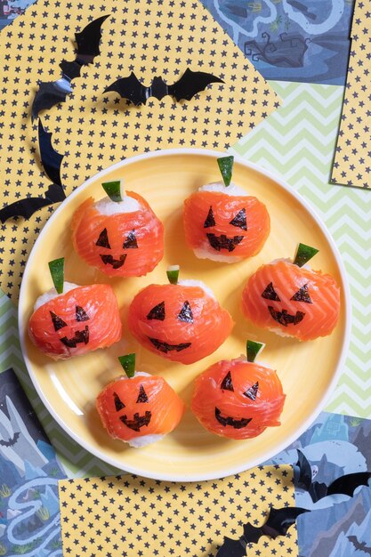 Grappige Halloween-Sushipompoenen Jack o Lantern