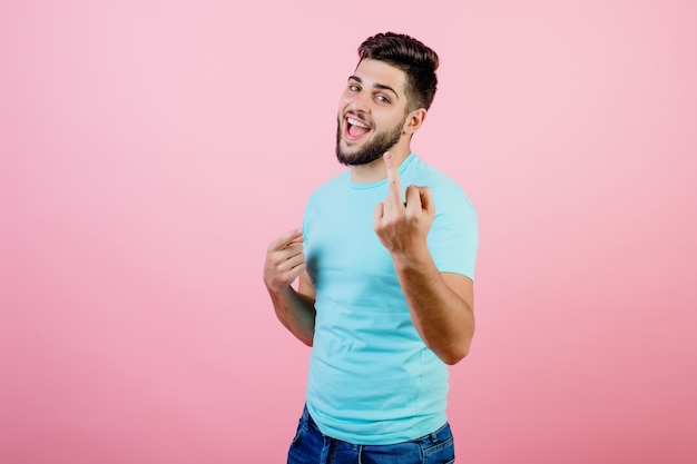 Grappige jonge kerel van het Middenoosten die middelvinger toont