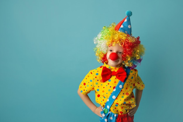 Grappige jongen clown tegen blauwe achtergrond 1 april Fool's day concept