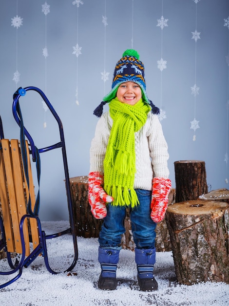 Grappige jongen in winterkleren