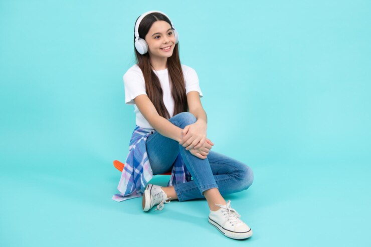 Foto grappige jongen meisje 12 13 14 jaar oud luister muziek met koptelefoon tienermeisje met koptelefoon luisteren naar liedjes op headset oortelefoon urban kids stijl stijlvolle hipster tiener