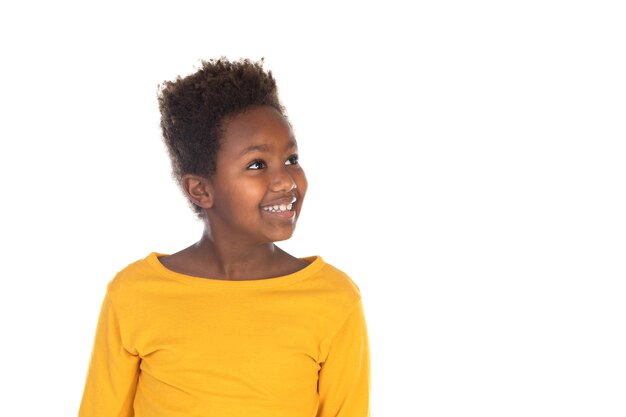 Grappige jongen met afrohaar geïsoleerd op een witte muur