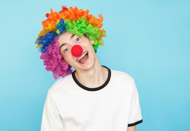 grappige kerel in een clownkostuum op een blauw