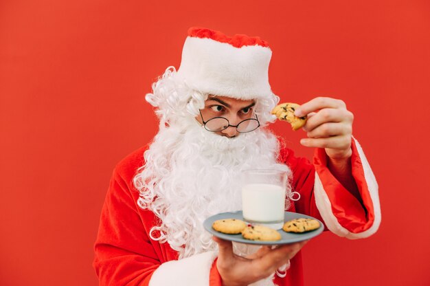 Grappige kerstman met koekjes en een glas melk