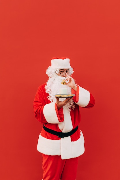 Grappige kerstman met koekjes en een glas melk