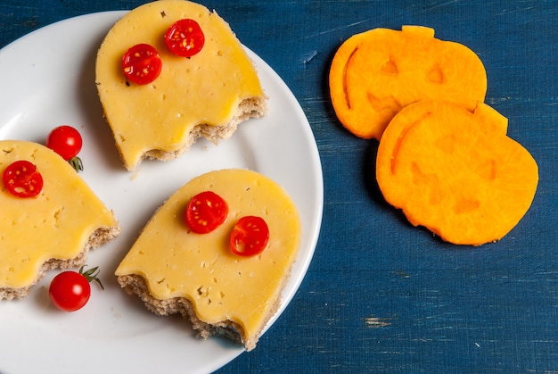 Grappige kinder sandwiches voor Halloween ontbijt