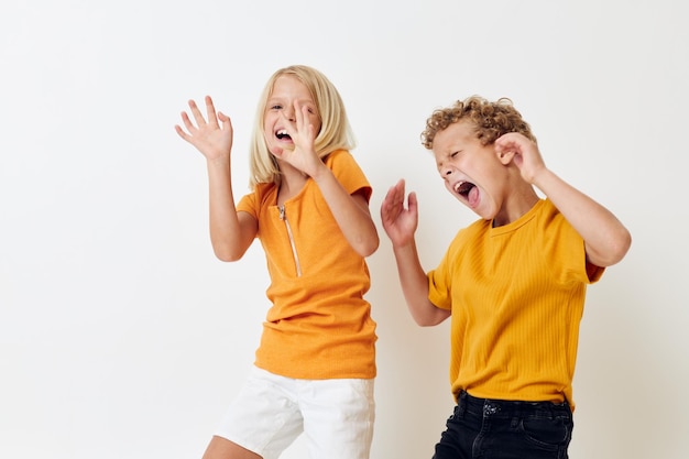 Grappige kinderen hand in hand jongen en meisje poseren