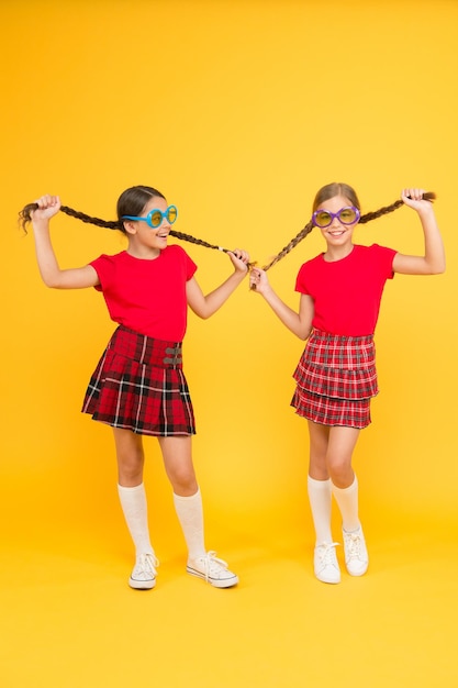 Grappige kinderen in zonnebril zomervakantie feesttijd school prom feest rode mode meisjes gelukkige kleine meisjes in geruite rok grappige kinderen in schooluniform zomer plezier meisjes klaar voor de zomer