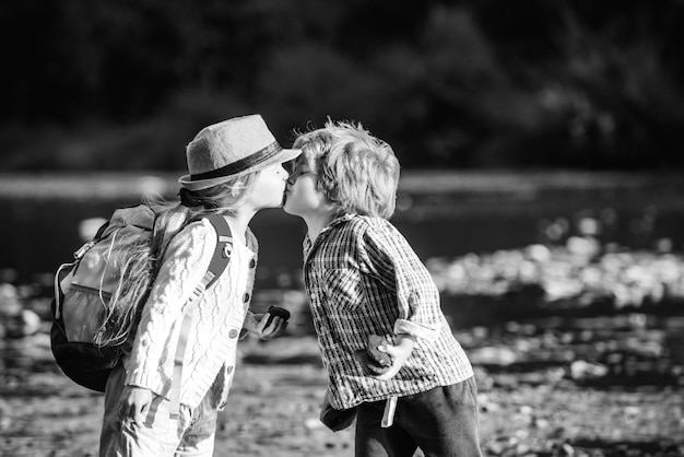 Grappige kinderen kussen. Vrolijke kinderen die plezier hebben en Valentijnsdag vieren. Valentijnsdag wenskaart. Valentijnsdag.