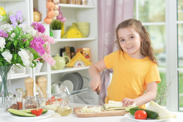 Grappige kleine meid koken