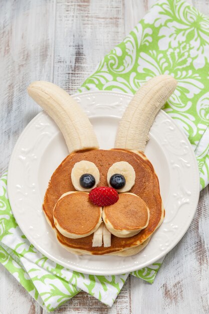 Grappige konijntjespannenkoekjes met fruit voor het Paasontbijt voor kinderen