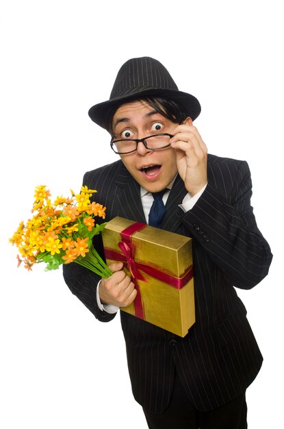 Grappige man met bloemen en geschenkdoos