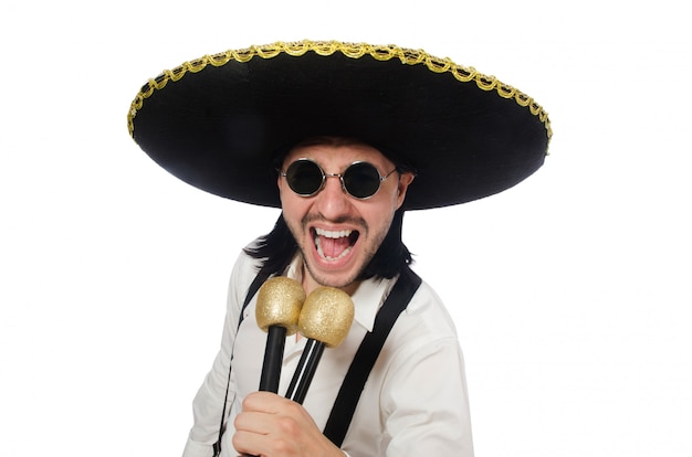 Grappige Mexicaan met maracas die op wit wordt geïsoleerd