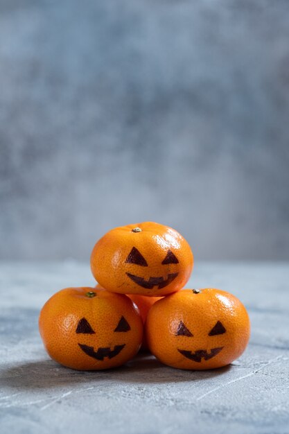 Grappige oranje mandarijnen of mandarijnen zien eruit als pompoen hefboom o lantaarn