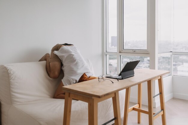 Grappige overdreven ernstige huilende woedende man toen hij faalde en zijn werk op de computer verloor