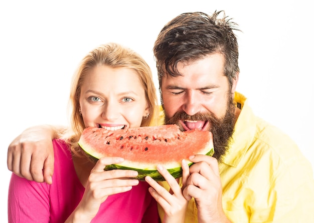 Grappige paar liefhebbers eten watermeloen close-up gezicht geïsoleerd op een witte achtergrond vrolijke paar hold