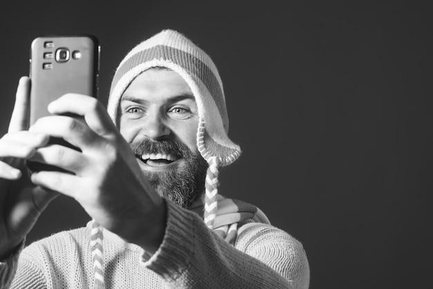 Grappige selfie gelukkige dag mensen levensstijl en technologie concept aantrekkelijke knappe man houdt mobiel vast