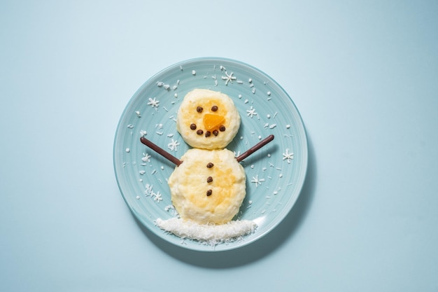 Grappige sneeuwpop kerstochtend ontbijt pannenkoeken