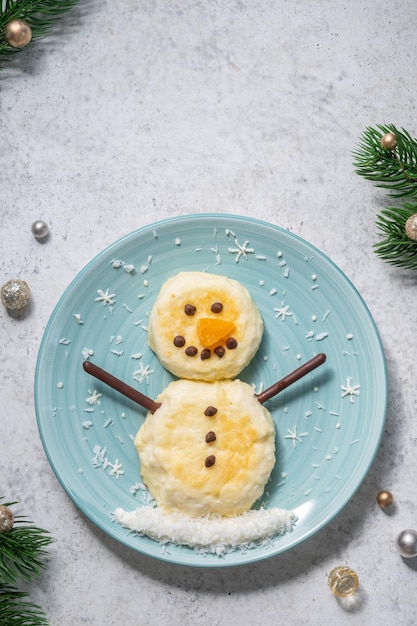 Grappige sneeuwpop kerstochtend ontbijt pannenkoeken