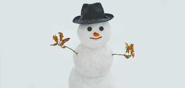 Grappige sneeuwpop op een vage sneeuw achtergrond sneeuwpop met hoed