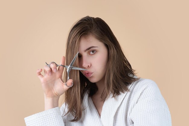 Grappige vrouw die haar haar laat knippen met een schaar