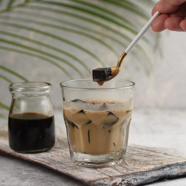 grasgeleidrank met verse kokosmelk en palmsuikersiroop