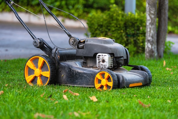 Grasmaaimachine die het gras maait