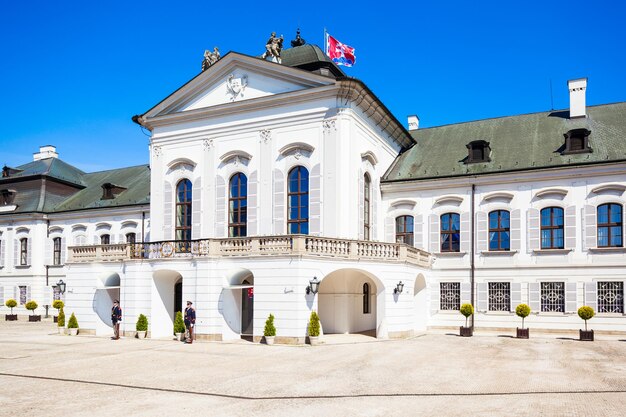 Il palazzo grassalkovich è un palazzo a bratislava e la residenza del presidente della slovacchia. il palazzo grassalkovich si trova in piazza hodzovo namestie.