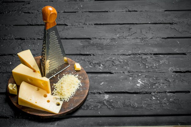 Photo grated cheese on a wooden board