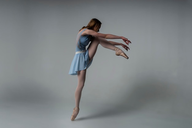 gratie en charme van een ballerina dansen in een fotostudio