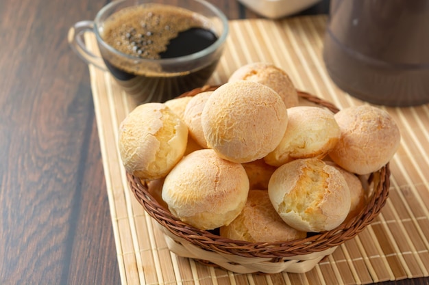 gratis foto pao de queijo op een houten schaal of container met koffie