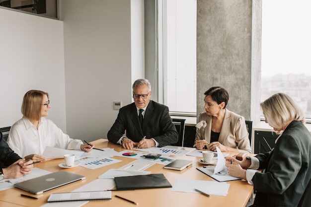 Gratis foto team dat samen aan een project werkt