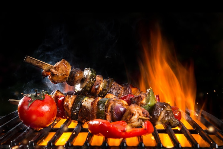 Foto gratis foto van barbecue spies op de grill met verse tomaten