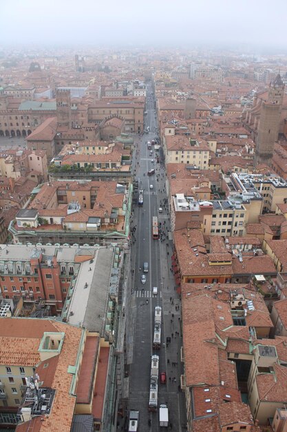 Foto gratis luchtfoto van prachtige straten en gebouwen van een oude stad bologna