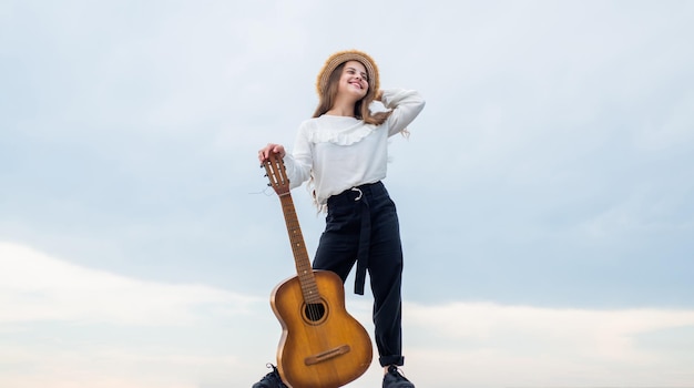 Gratis muziek muziek en kunst muzikale winkel gelukkig meisje geniet van het moment Veel plezier op viering kind zingen met gitaar tiener hipster spelen op gitaar zanger met akoestische gitaar