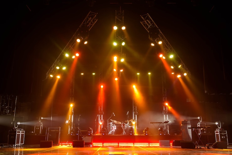 Foto gratis podium met verlichting, verlichtingsapparatuur. op een vrije schandvlek.