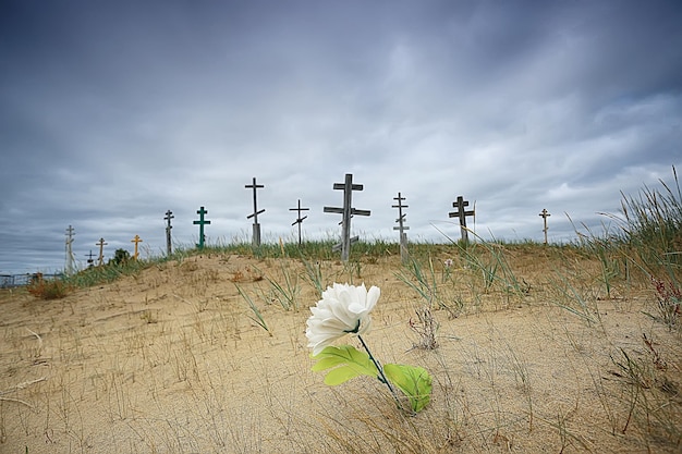 могильные кресты на кладбище в пустыне / концепция изменения климата потепление, катастрофа, апокалипсис, христианское кладбище