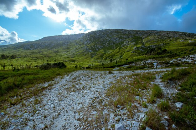 山の景色を望む砂利山道。