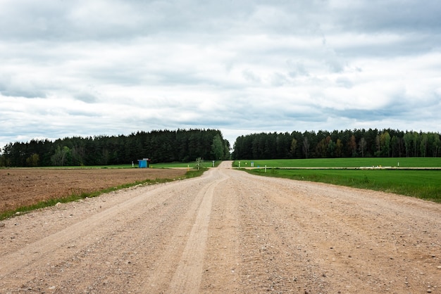 Strada sterrata lungo il campo.