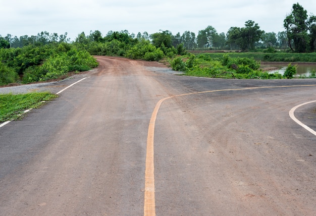 砂利道とアスファルト道路