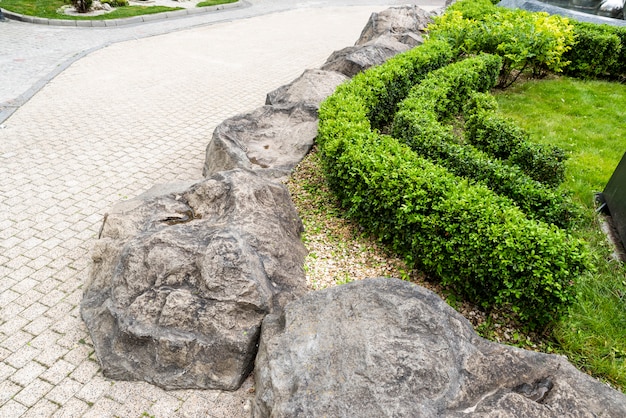 Ghiaia e pietre nella decorazione di aiuole nella progettazione del paesaggio