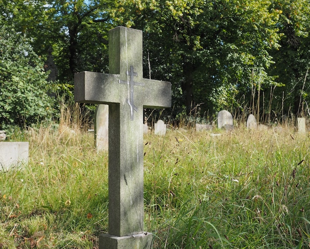 Graven en kruisen op gotische begraafplaats